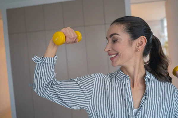 Músculos de entrenamiento con pesas de mano foto de stock — Foto de Stock