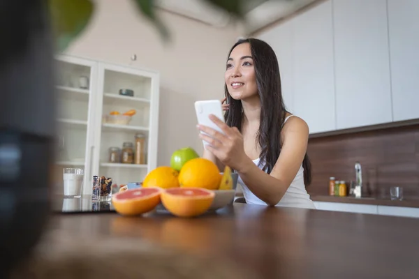 Chica sentada frente al frutero —  Fotos de Stock