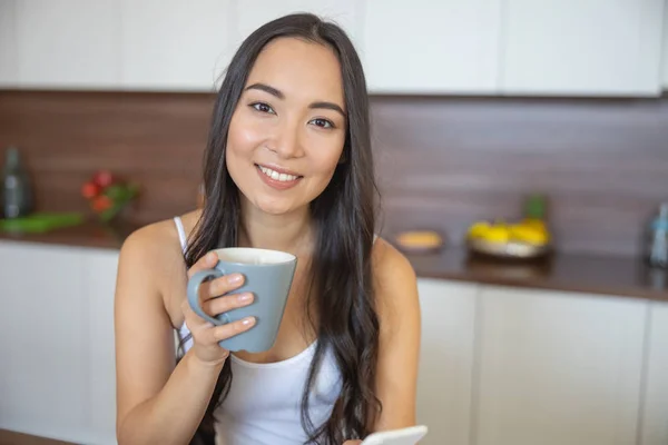 Счастливая леди пьет кофе утром — стоковое фото