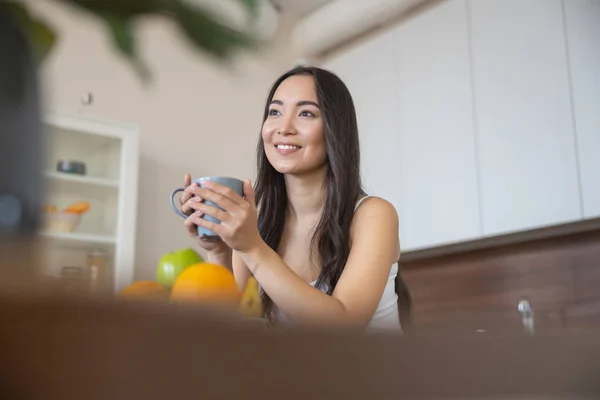 Chica bonita con una taza de café — Foto de Stock