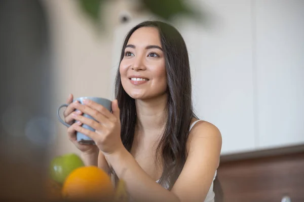 Alegre dama guapa mirando a la distancia — Foto de Stock