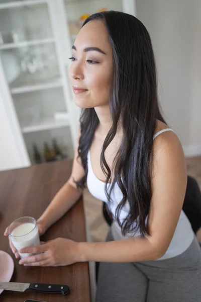 Precioso relajado joven mujer asiática mirando hacia adelante — Foto de Stock