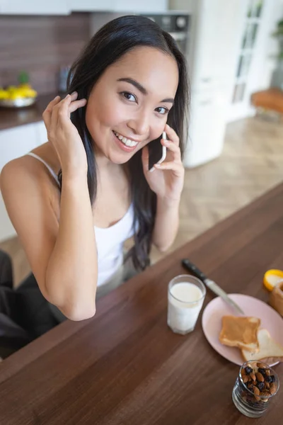 Alegre mujer asiática llamando en el teléfono celular — Foto de Stock