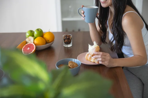 Joven mujer asiática sonriendo felizmente en el desayuno — Foto de Stock