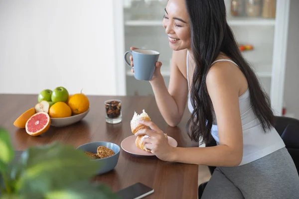 Leuke jonge dame lachen in de keuken — Stockfoto