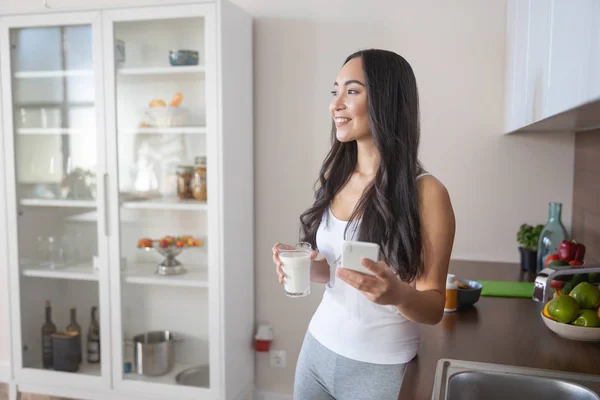 Mujer joven sonriente mirando a la distancia —  Fotos de Stock