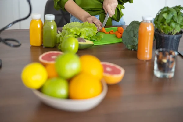 Lady chopping vegetables on the cutting board — Stock Photo, Image