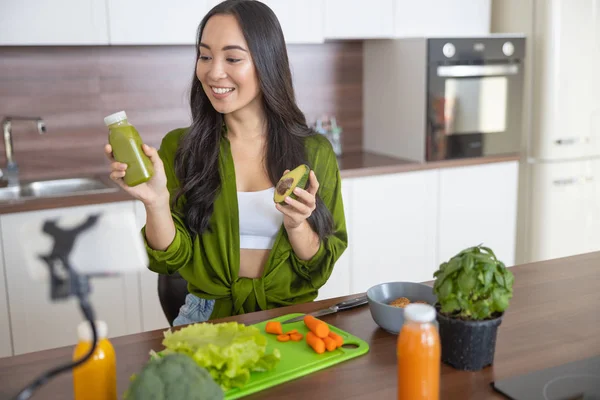 Jovem blogueiro de alimentos dando as instruções passo a passo — Fotografia de Stock