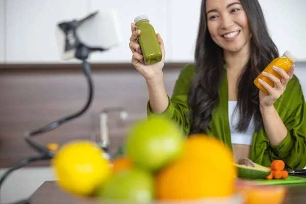 Happy young cook explaining her cooking methods — Stock Photo, Image