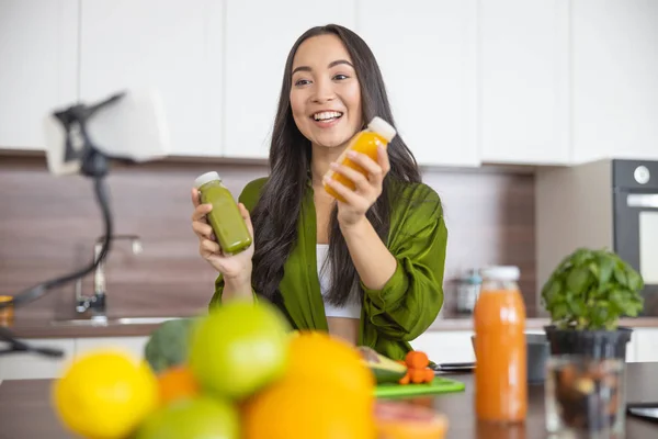 Cocinero mostrando sus aderezos saludables para ensaladas — Foto de Stock