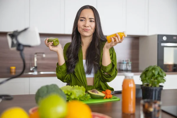 Joven blogger con expresión facial descontenta — Foto de Stock