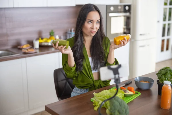 Blogger con condimenti per insalata in bottiglia nelle sue mani — Foto Stock