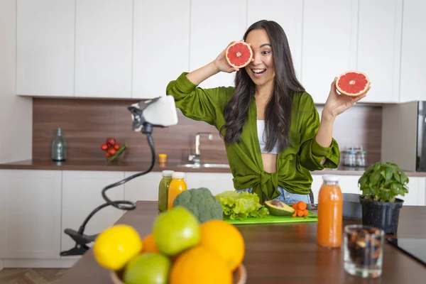 Joven mujer asiática alegre con cítricos — Foto de Stock