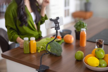 Mutfak masasında duran kadın aşçı.