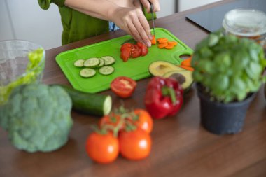 Kadın aşçı çorba için malzeme hazırlıyor.