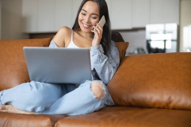 Güzel bir kız öğrenci telefonda konuşuyor.