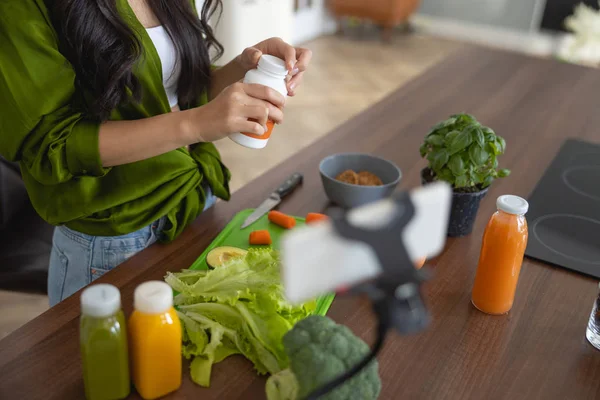 Блогер с пищевой добавкой за столом — стоковое фото