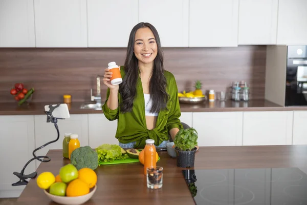 Chica con un suplemento dietético posando para la cámara — Foto de Stock