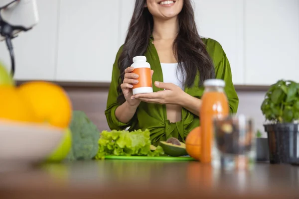 Meisje met een plastic fles in beide handen — Stockfoto