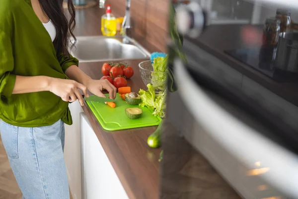 Asijské dívka chopping polévka ingredience doma — Stock fotografie