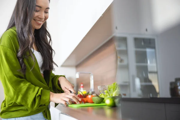 ソースのために野菜を作る女性の笑顔 — ストック写真