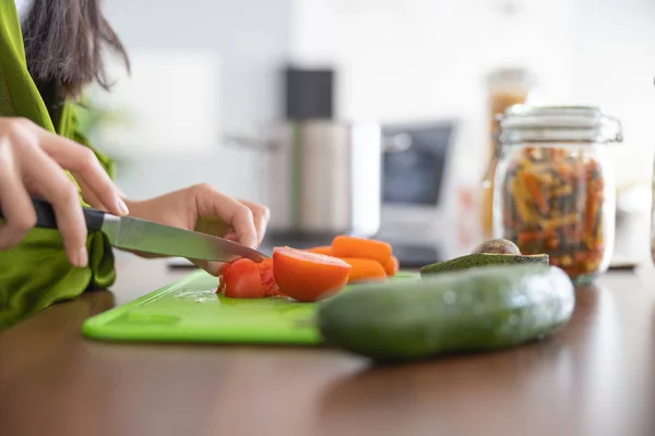 Cook chopping fresh tomatoes for a healthy lunch — Stock Photo, Image