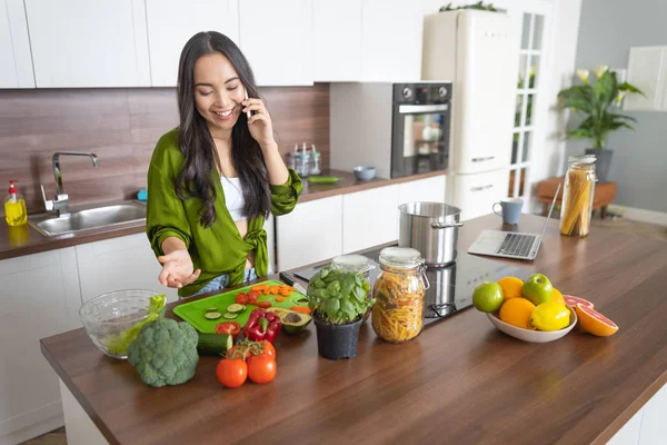 Модная леди пользуется телефоном на кухне. — стоковое фото