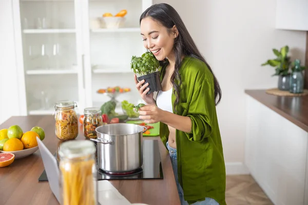 Mulher bonita alegre cozinhar jantar em casa — Fotografia de Stock