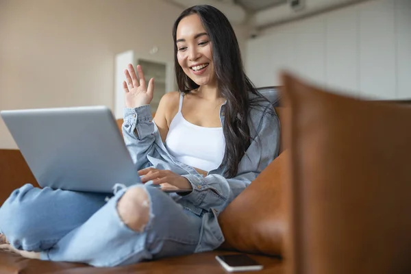 Mujer usando internet en su portátil —  Fotos de Stock