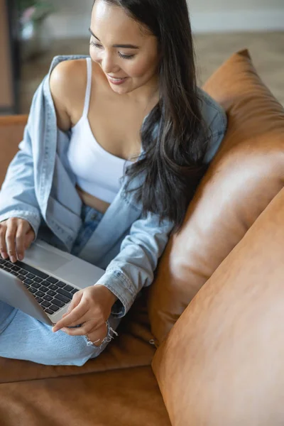 Agradable joven guapa escribiendo un artículo — Foto de Stock