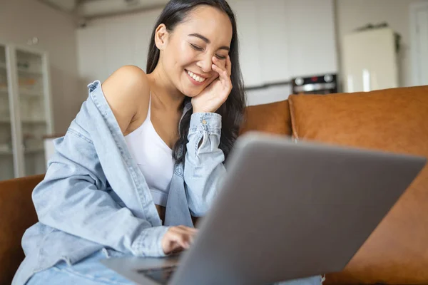 Chica disfrutando de su tiempo libre en casa — Foto de Stock