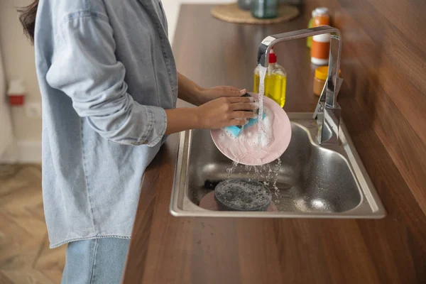 Žena v domácnosti drží špinavý talíř ve svých rukou — Stock fotografie