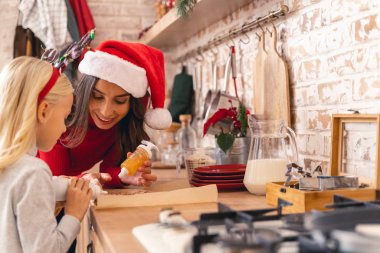 Güzel anne kızıyla çalışmaktan memnun.