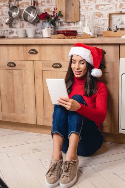 Güzel bir kadın tabletindeki e-postayı kontrol ediyor.