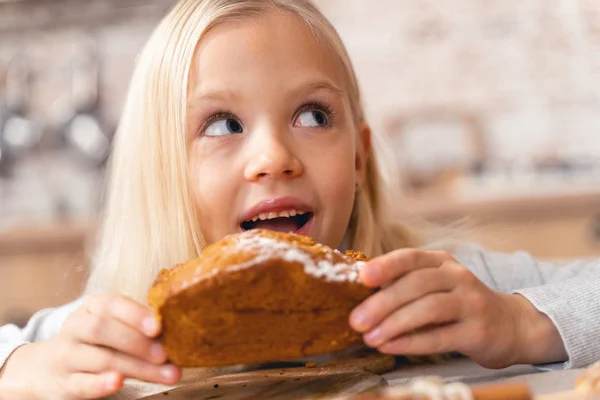 Niña sosteniendo un pastel en sus manos — Foto de Stock