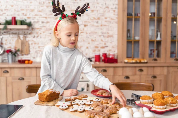 Dzieciak stojący przy świątecznym stole kuchennym — Zdjęcie stockowe