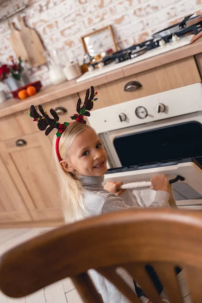 Dziecko noszące świąteczne rogi reniferów — Zdjęcie stockowe