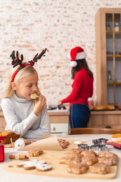 Femmina bambino seduto al tavolo della cucina — Foto Stock