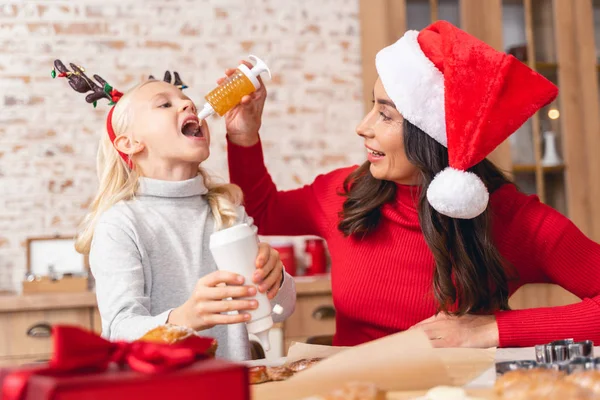 Petite fille et sa mère s'amusent ensemble — Photo