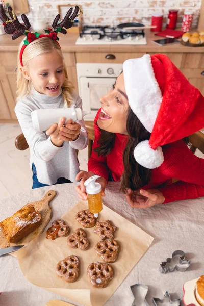 Femme jouant avec sa fille dans la cuisine — Photo