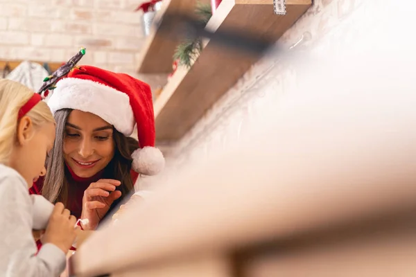 Ragazza utilizzando una bottiglia di compressione in cucina — Foto Stock