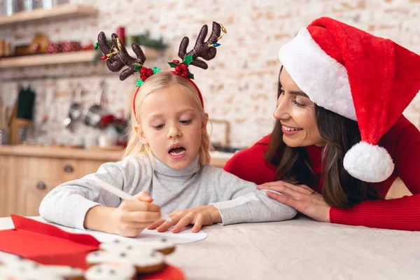 Mère souriante regardant son enfant sérieux — Photo