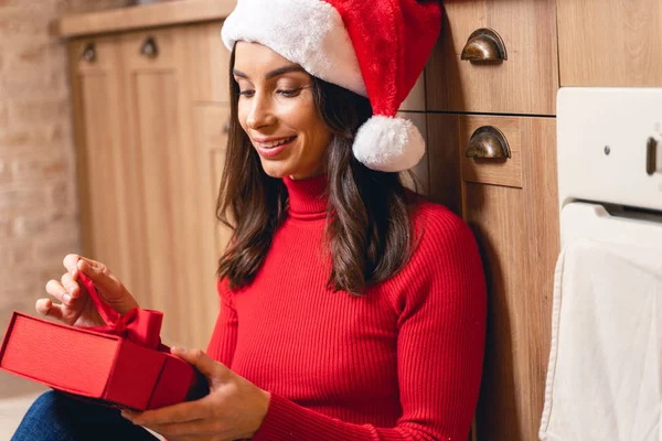 Smiling young lady holding a gift box — Stock Photo, Image