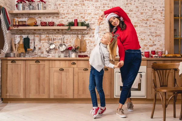 Mère et fille passent du temps libre ensemble — Photo