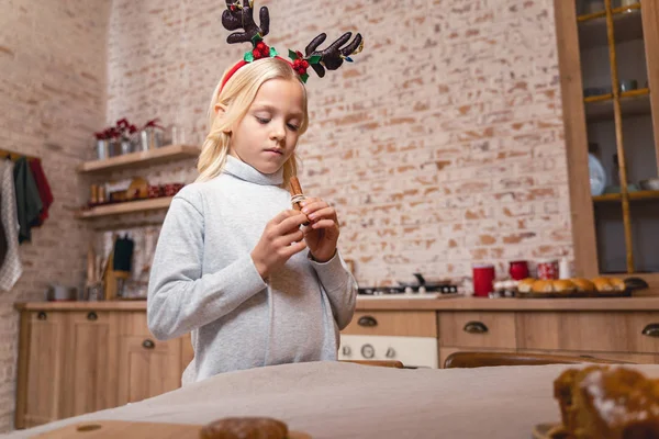 Fokuserad liten flicka står vid bordet — Stockfoto