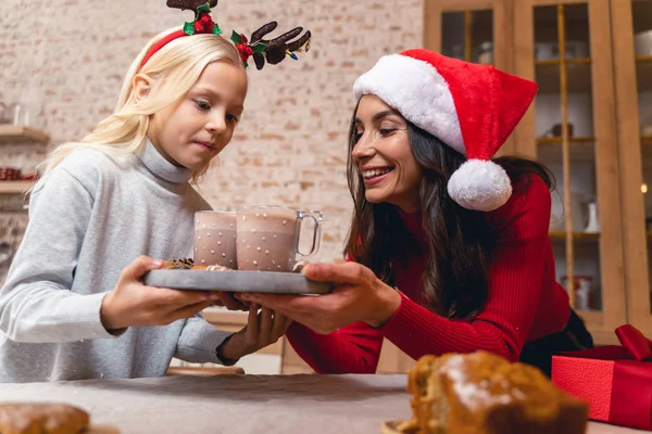 Niño y madre sosteniendo una bandeja con bebidas — Foto de Stock