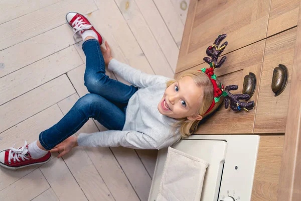 Lächelndes hübsches Kind entspannt sich auf dem Boden — Stockfoto