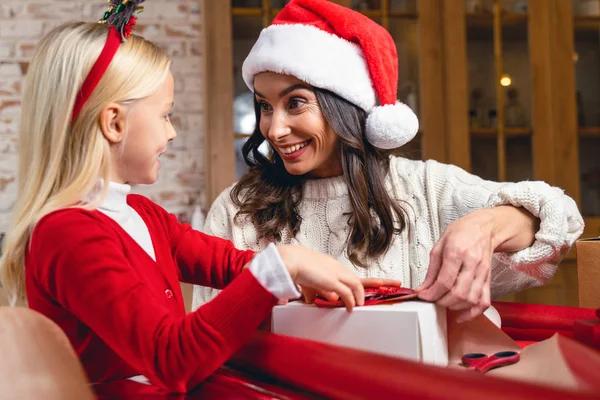 Alta-spirito donna guardando la sua piccola figlia — Foto Stock