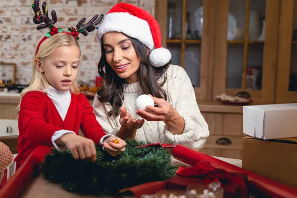 Kvinna och hennes barn förbereder sig för jul — Stockfoto