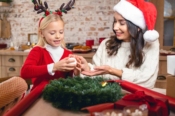 Mujer y un niño preparando las decoraciones navideñas —  Fotos de Stock